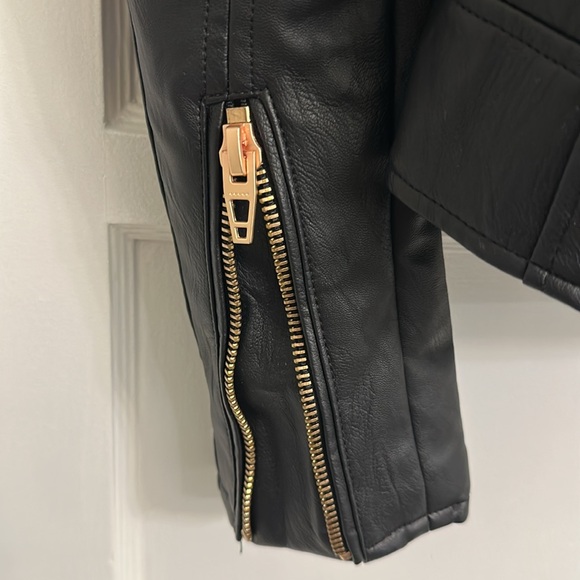 Never worn Soft blk faux leather jacket w/ removable sweat hoodie XL fits like L - Picture 4 of 5